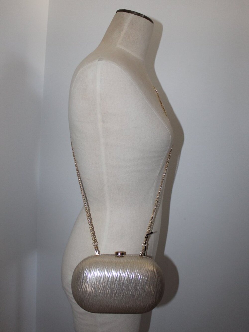 NWT Olga Berg Izza Oval Frame Clutch Shoulder Bag - Picture 3 of 10